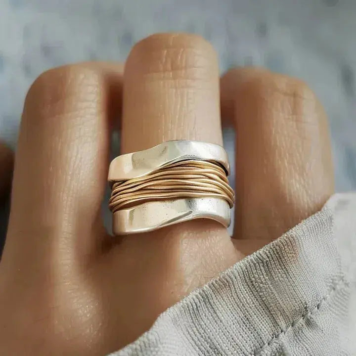 Bague en argent avec des fils dorés