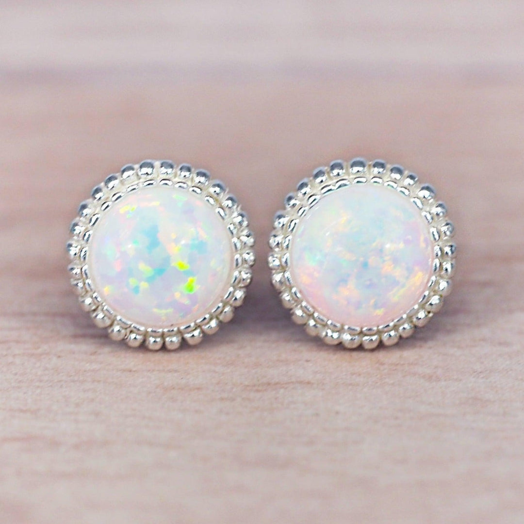 Boucles d'oreilles rondes en opale blanche brillante