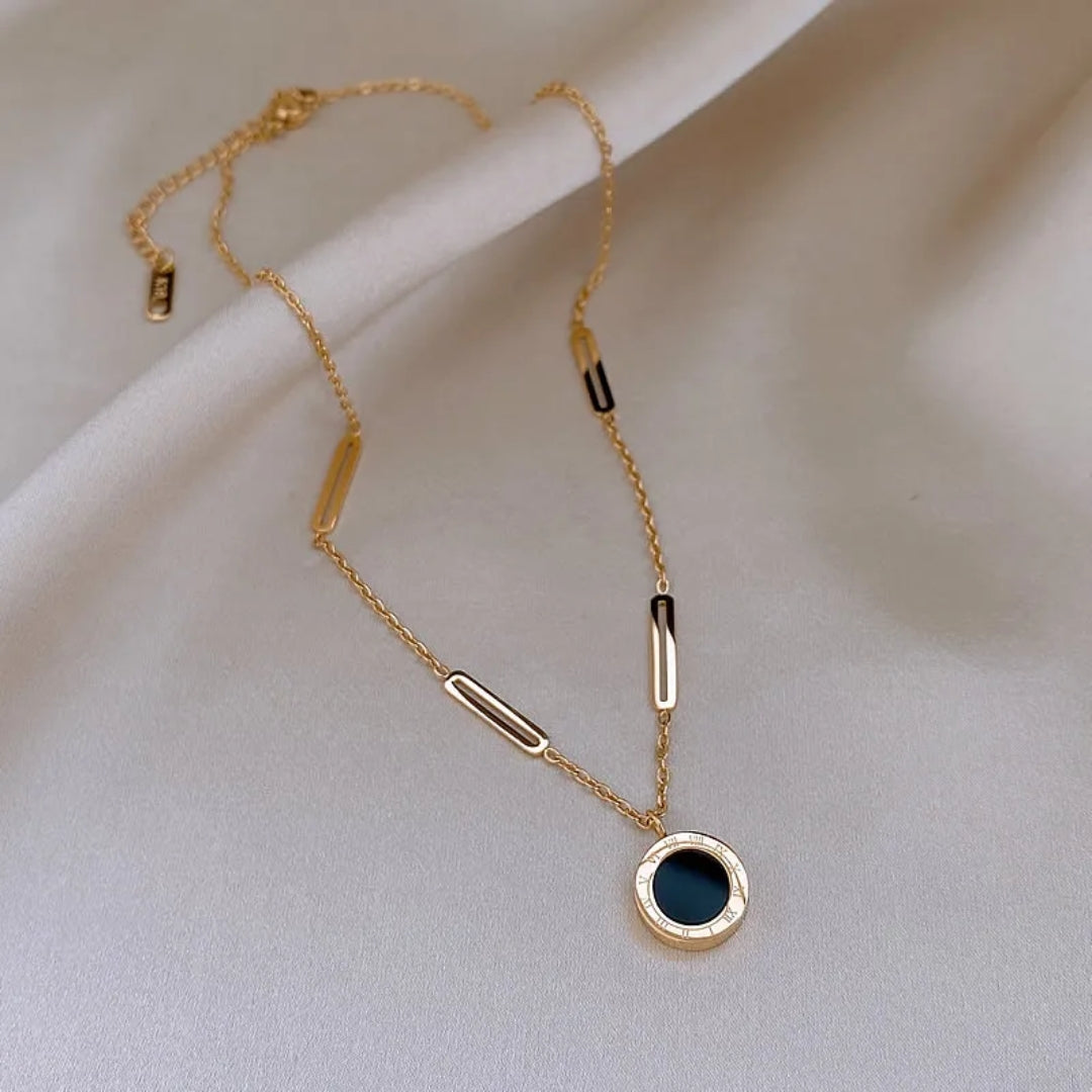 Collier Pendentif Noir en Roman avec Or