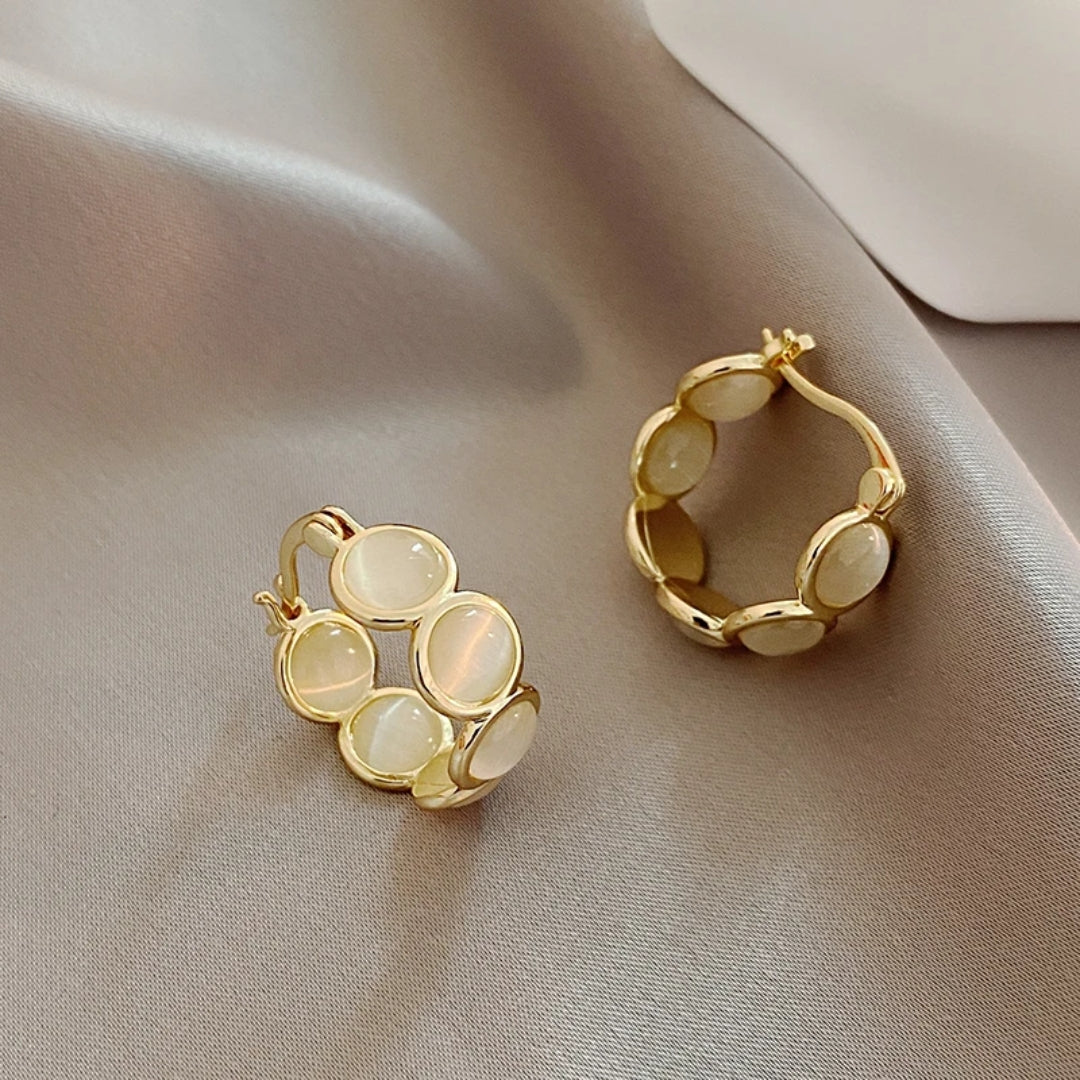 Boucles d'oreilles en or avec pierres blanches