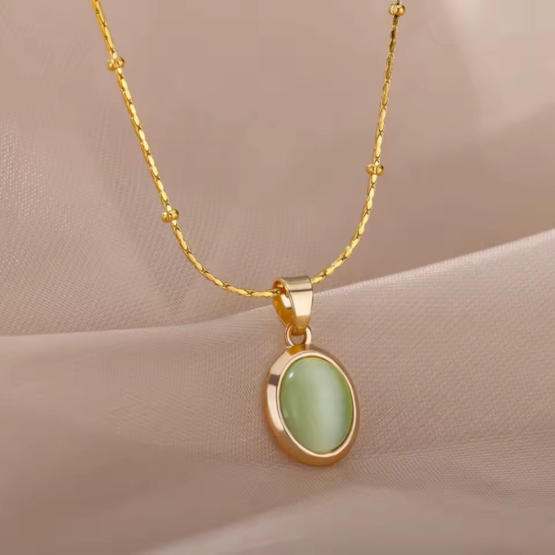Collier en or avec pierre verte