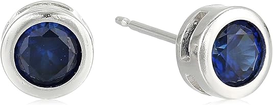 Boucles d'oreilles à clou avec lunette en saphir | Or blanc