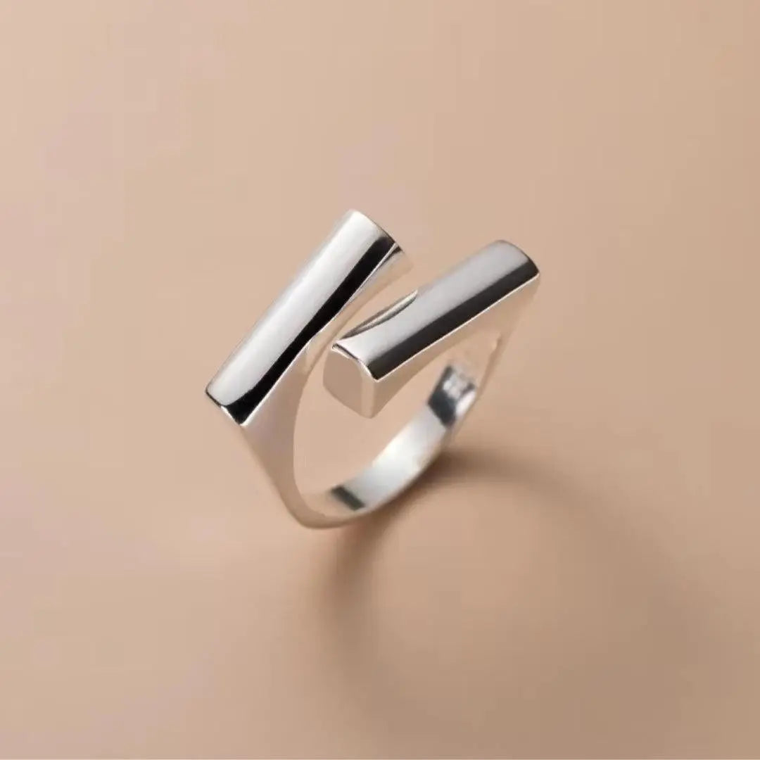 Bague géométrique simple avec tresses lisses