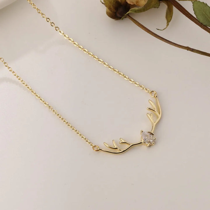 Collier en Bois de Cerf avec Pendentif Cœur Délicat