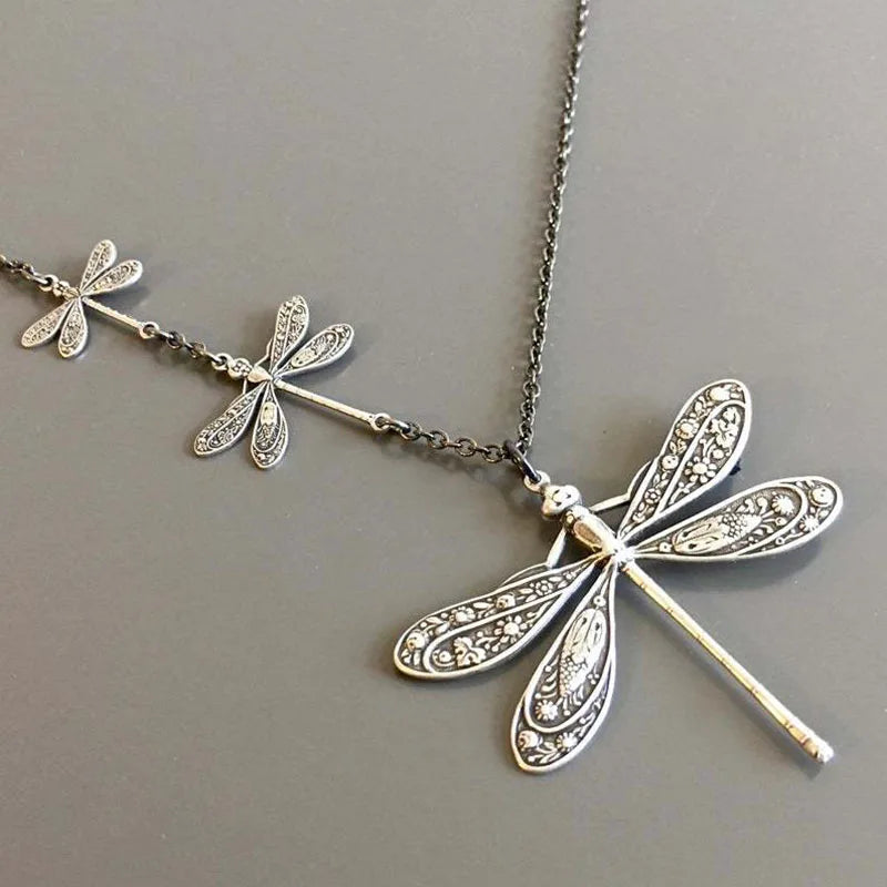 Collier Vintage Libellule – Symbole de Changement, de Lumière et de Liberté