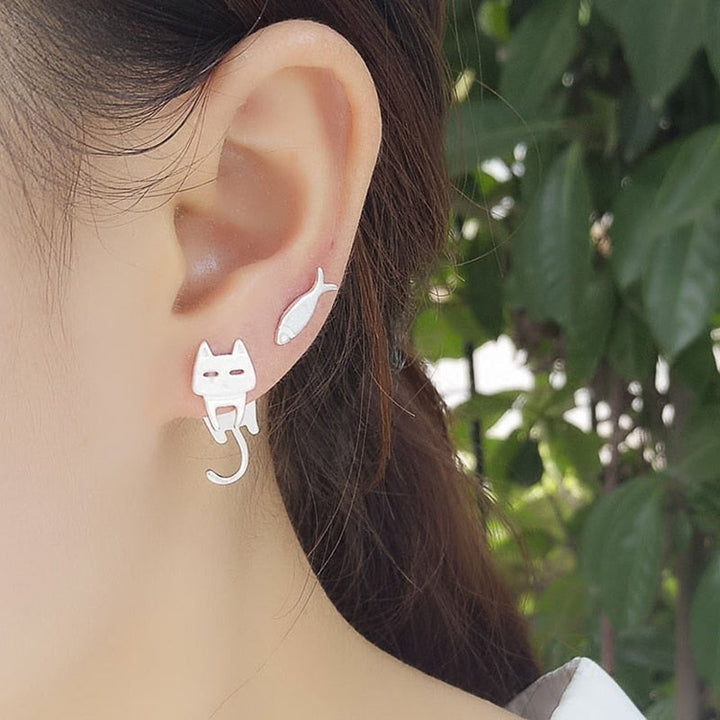 Boucles d'oreilles en argent avec un chat grimpeur
