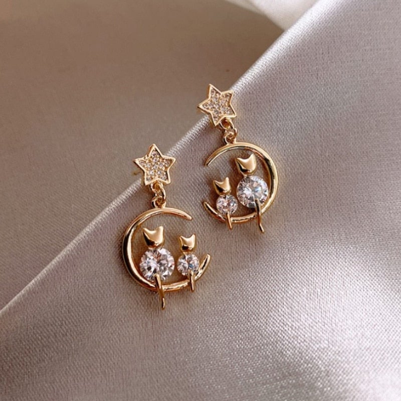 Boucles d'oreilles enlaidies de fer avec une famille de chatons de luxe