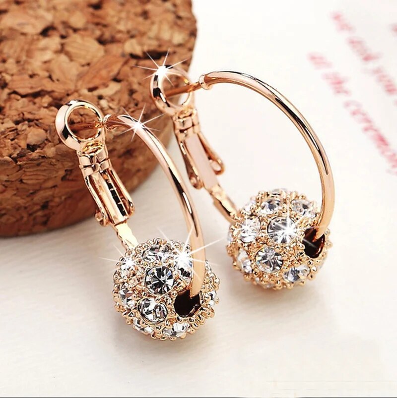 Boucles d'oreilles sphériques dorées élégantes