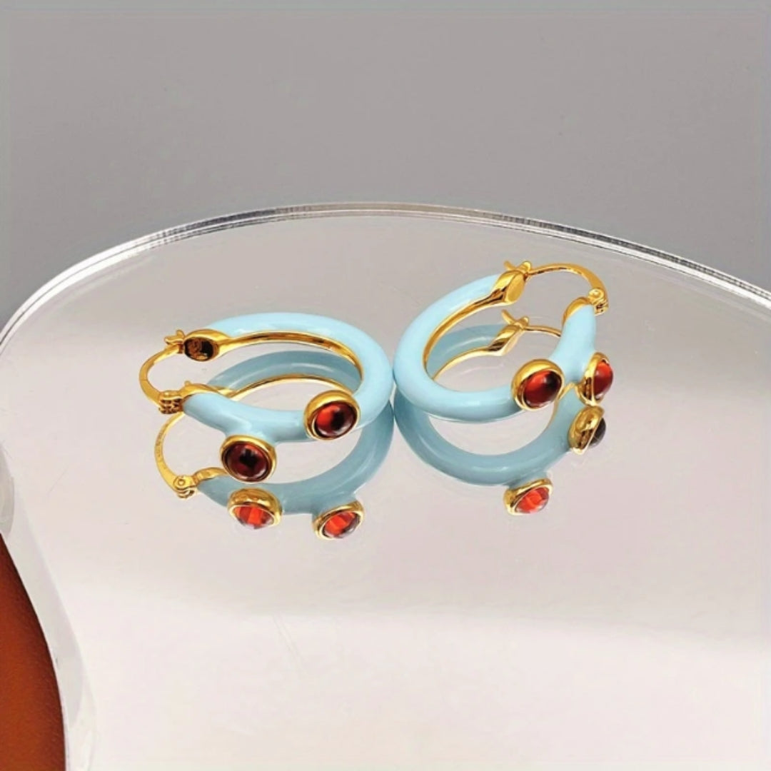 Boucles d'oreilles créoles en émail bleu et cristal rouge