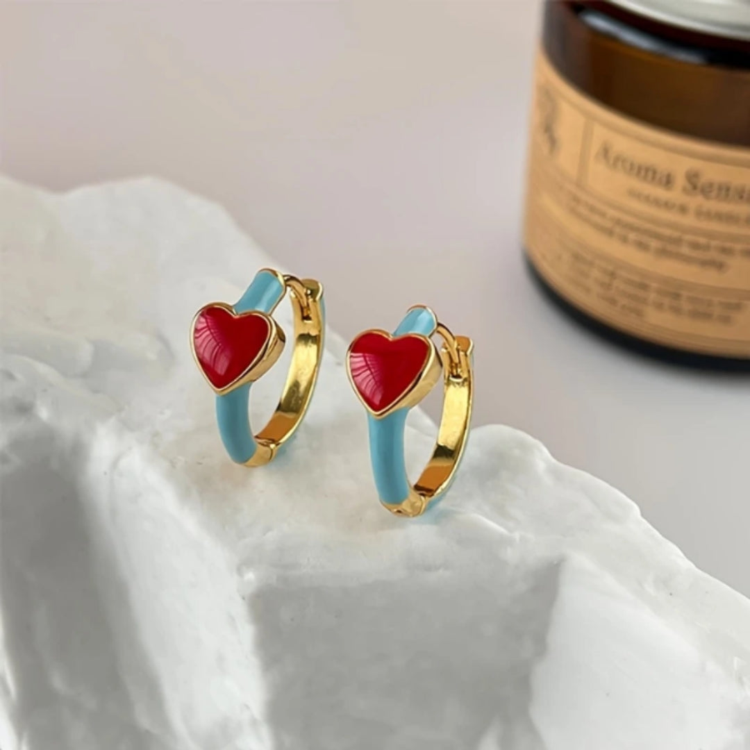 Boucles d'oreilles créoles en émail bleu avec cœur rouge