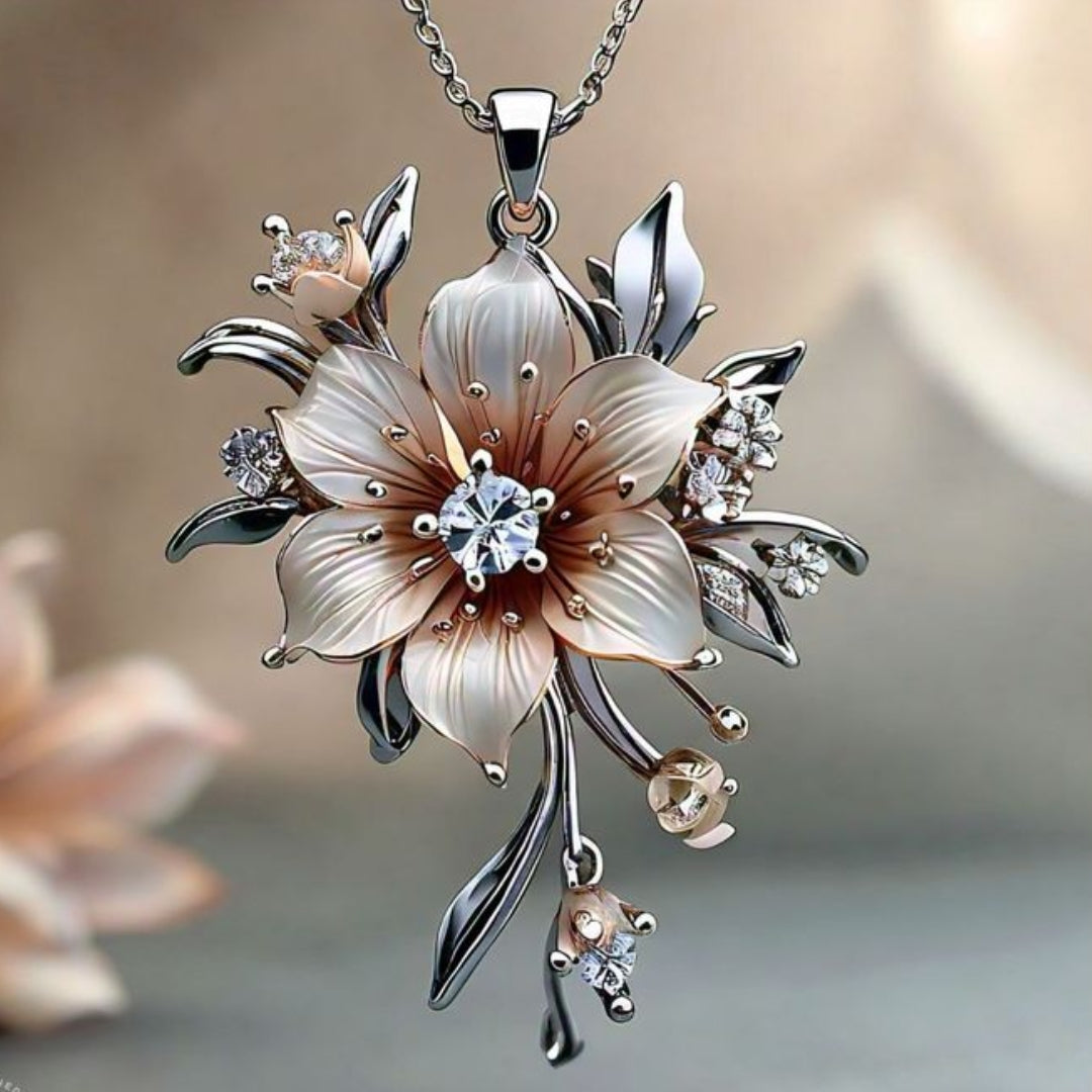 Collier en argent avec fleur blanche exotique