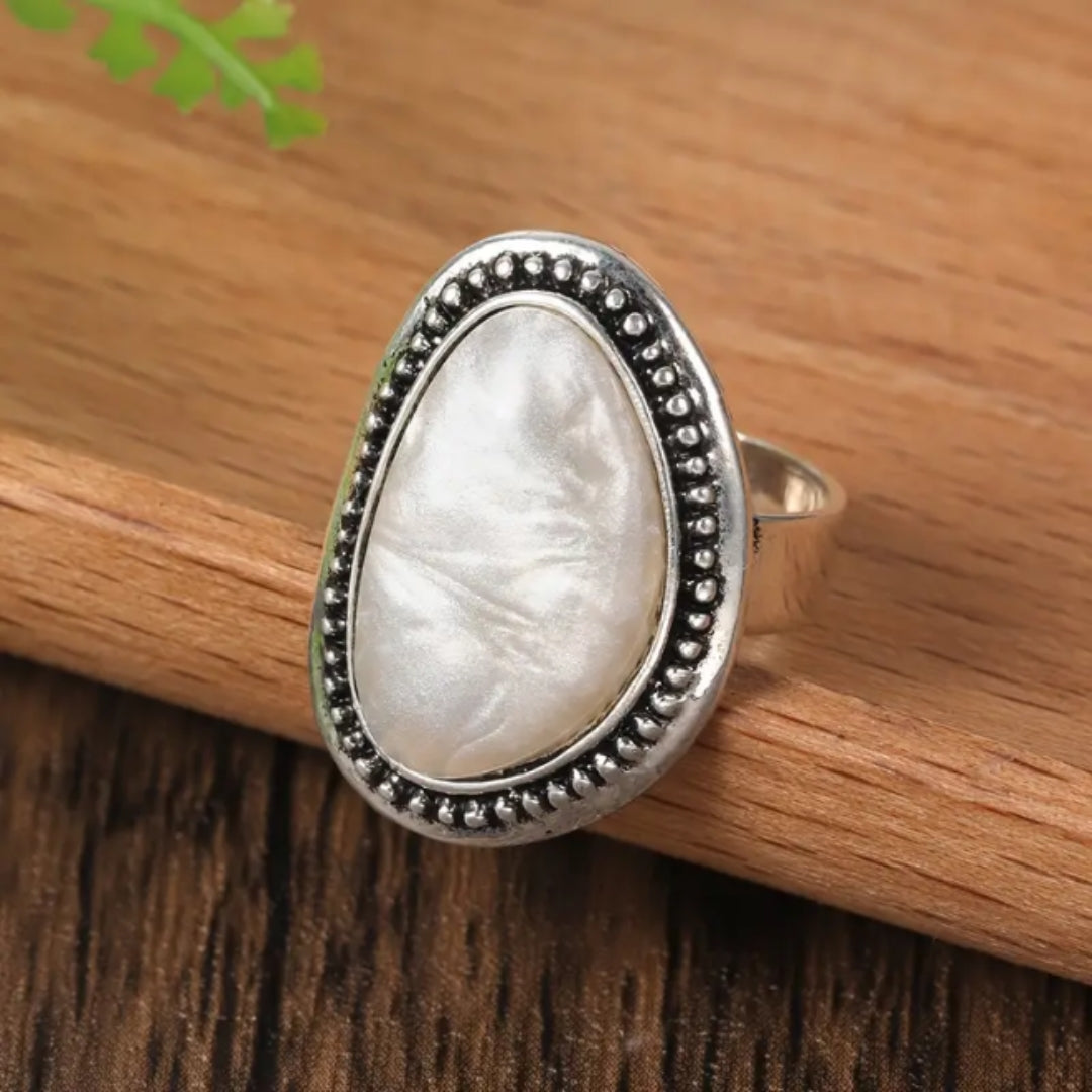 Bague ovale en argent avec pierre blanche
