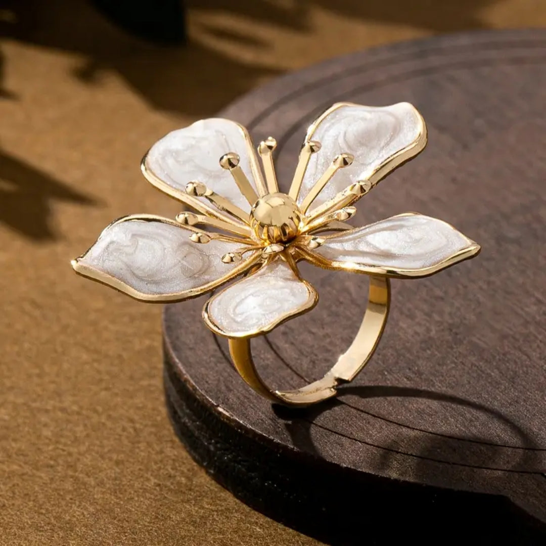 Bague en Or avec Émail Blanc et Fleurs