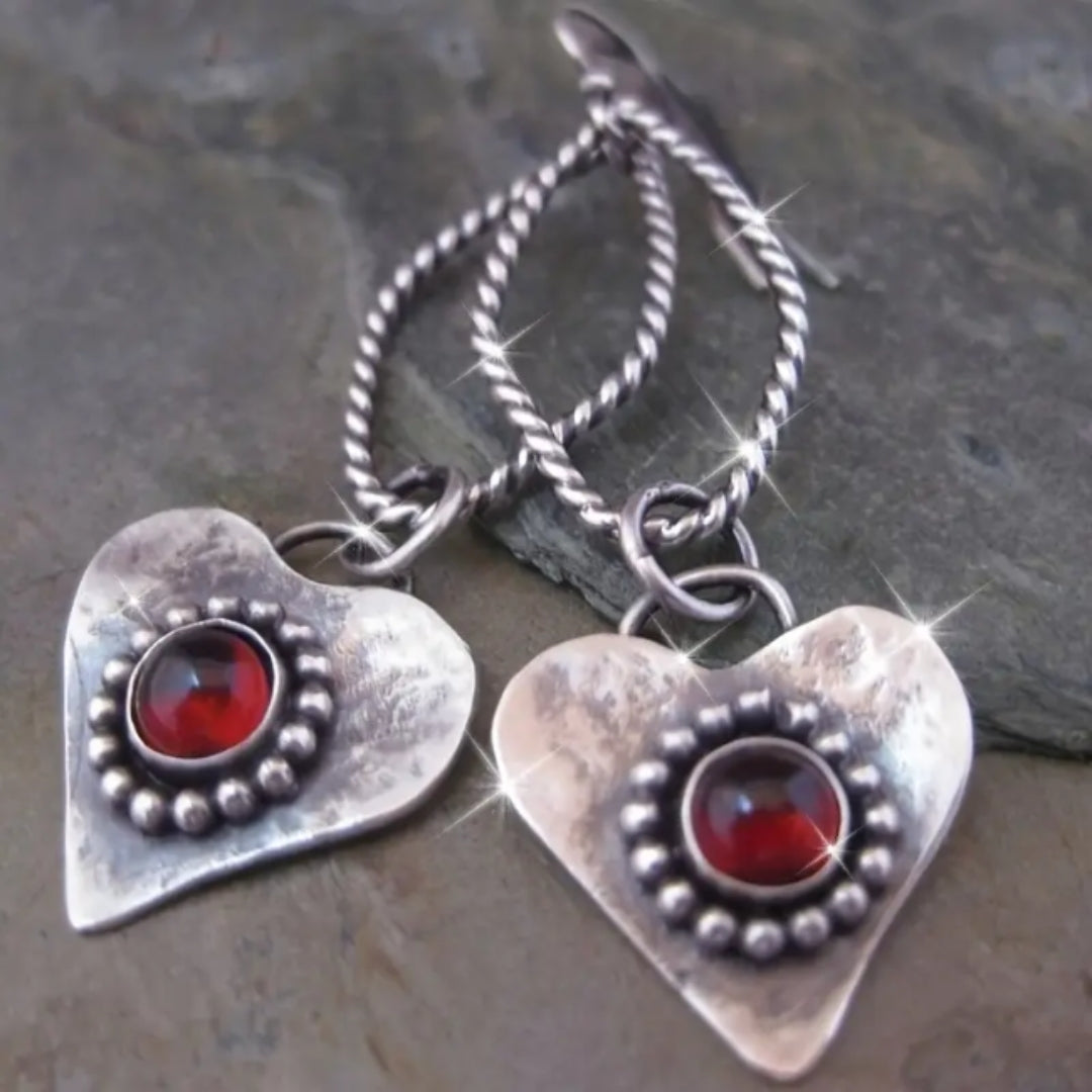 Boucles d'oreilles en argent avec cœur et verre rouge