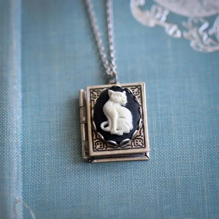 Collier Pendentif Livre Vintage sur les Chats – Design de Page Rotative