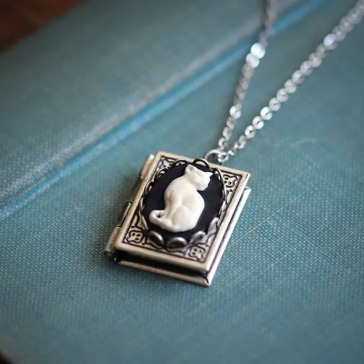 Collier Pendentif Livre Vintage sur les Chats – Design de Page Rotative