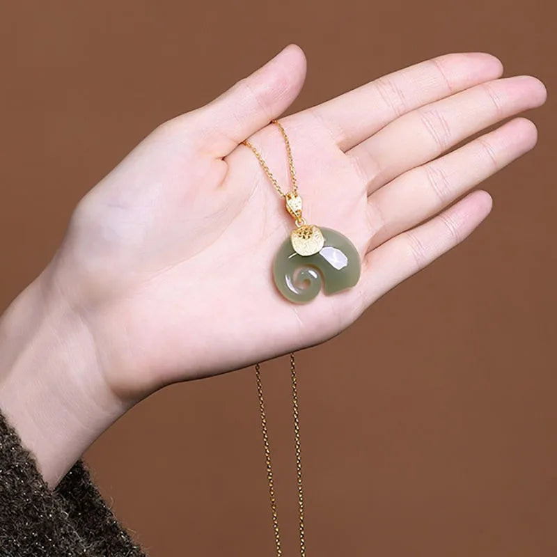 Pendentif Éléphant en Jade Hetian – Chaîne Plaquée Or 18K pour Femmes