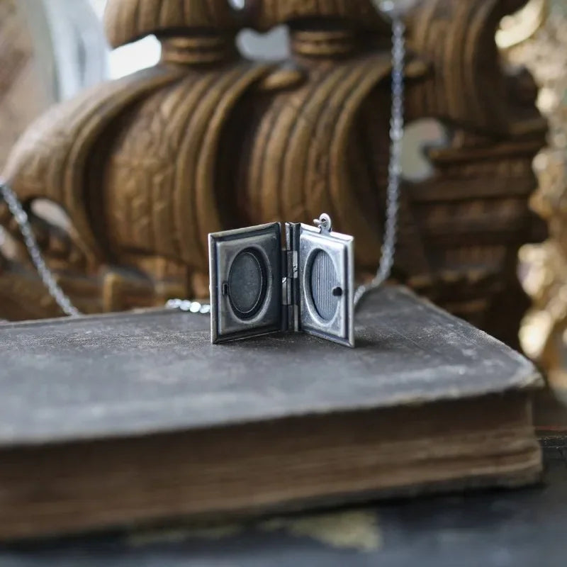 Collier Pendentif Livre Vintage de Chat – Design de Page Rotative