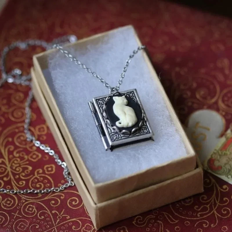 Collier Pendentif Livre Vintage sur les Chats – Design de Page Rotative