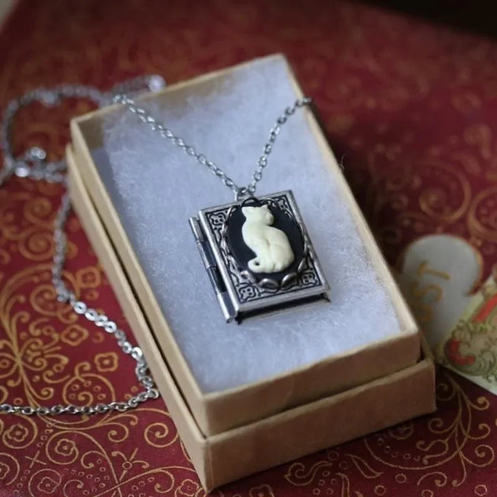 Collier Pendentif Livre Vintage sur les Chats – Design de Page Rotative