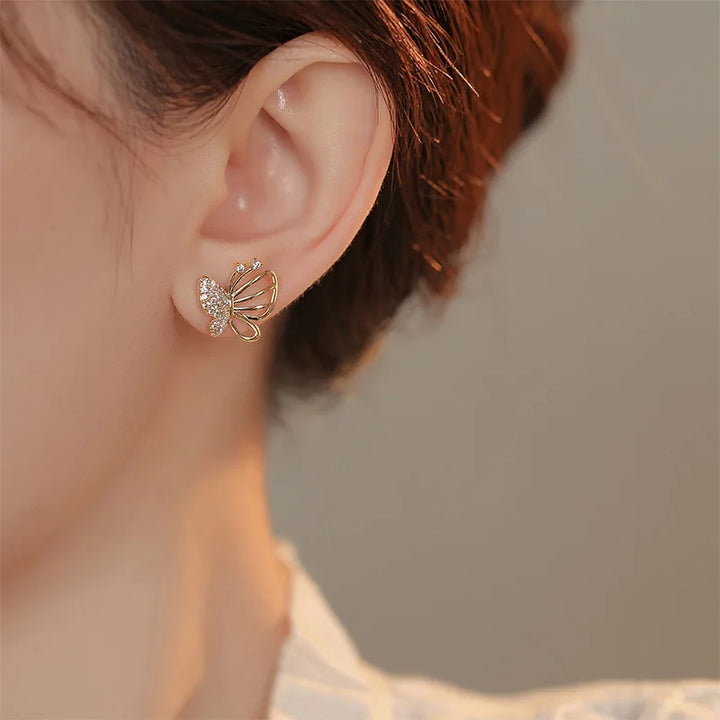 Boucles d'oreilles puces en zircon élégant en forme de papillon