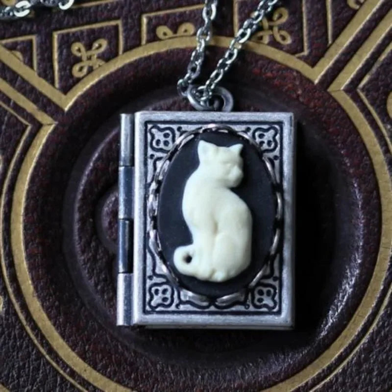 Collier Pendentif Livre Vintage sur les Chats – Design de Page Rotative