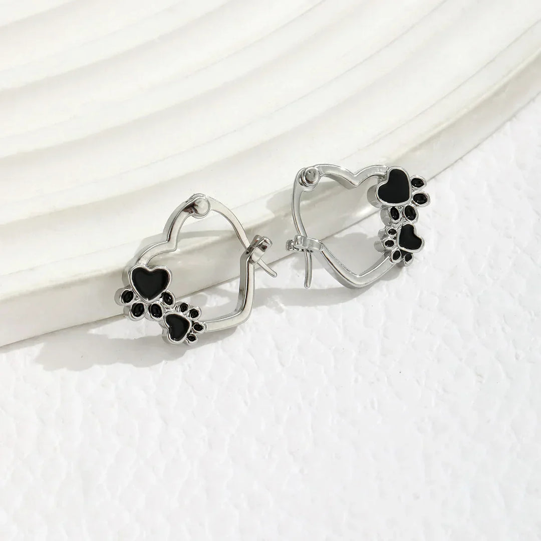 Boucles d'oreilles Huggie en forme de patte de cœur avec émail noir