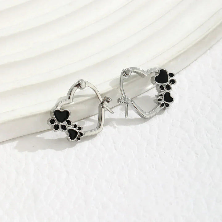 Boucles d'oreilles Huggie en forme de patte de cœur avec émail noir