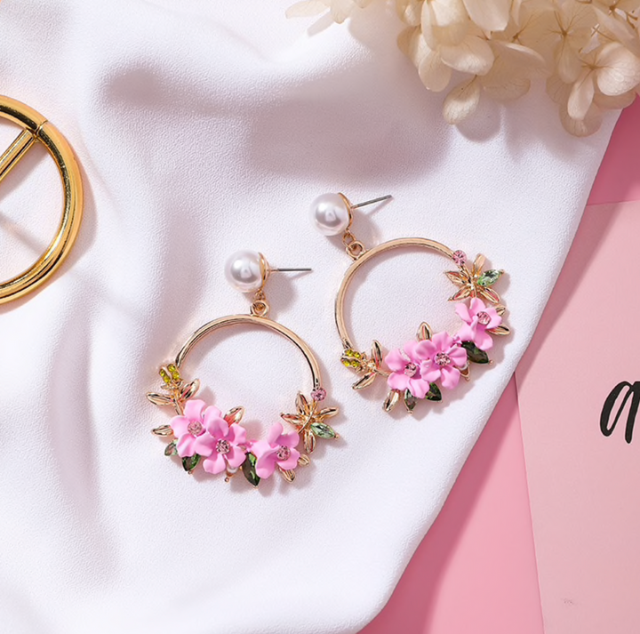 Boucles d'oreilles en or avec fleurs et perles