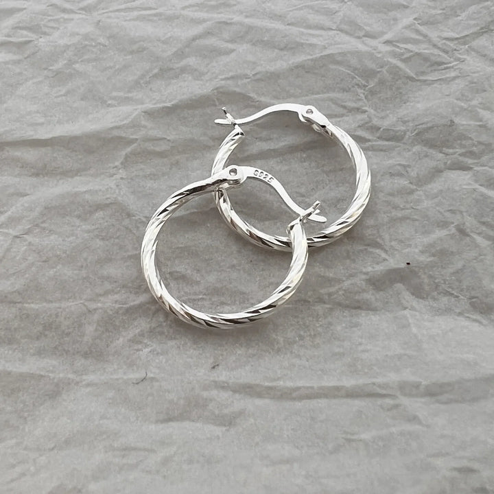 Boucles d'oreilles en argent à anneau tordu