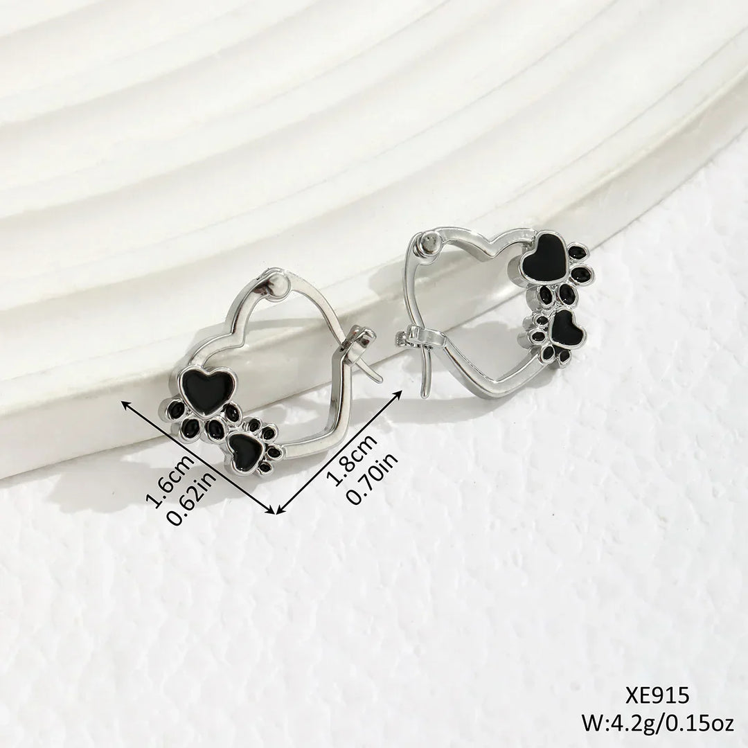 Boucles d'oreilles Huggie en forme de patte de cœur avec émail noir