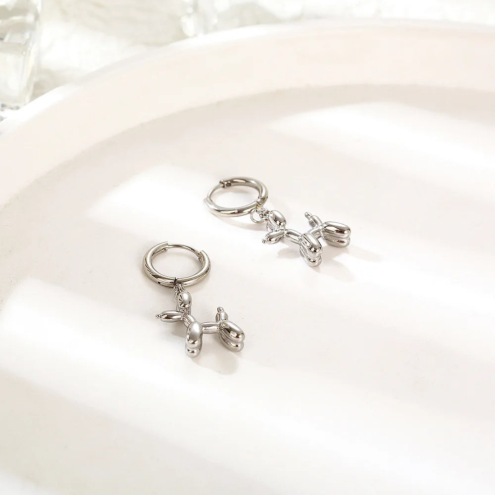 Boucles d'oreilles Huggie en or avec charme de mini chien en ballon