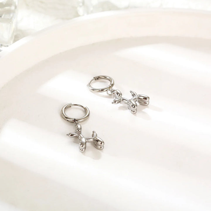 Boucles d'oreilles Huggie en or avec charme de petit chien en ballon