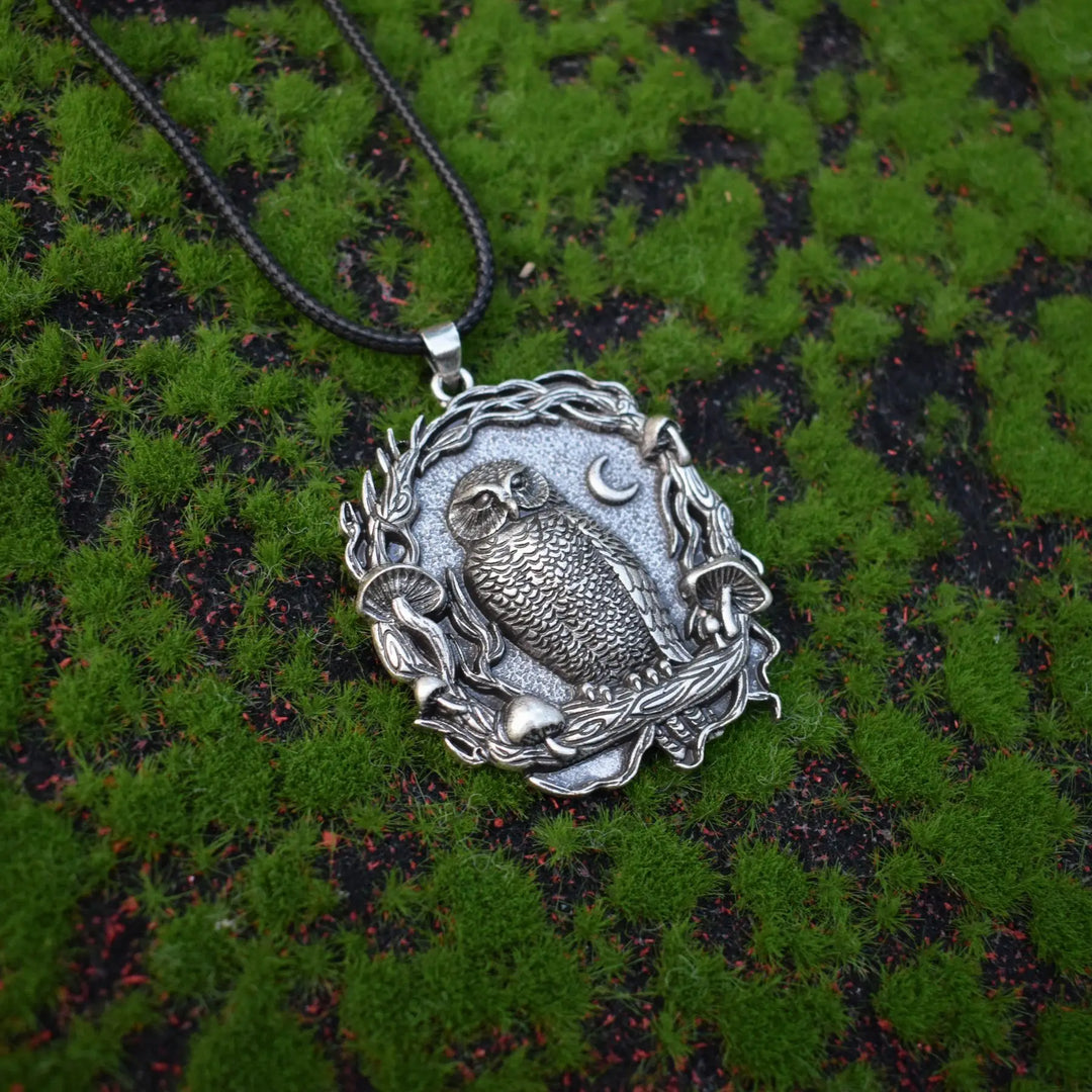 Pendentif en forme de champignon de lune avec hibou mystique