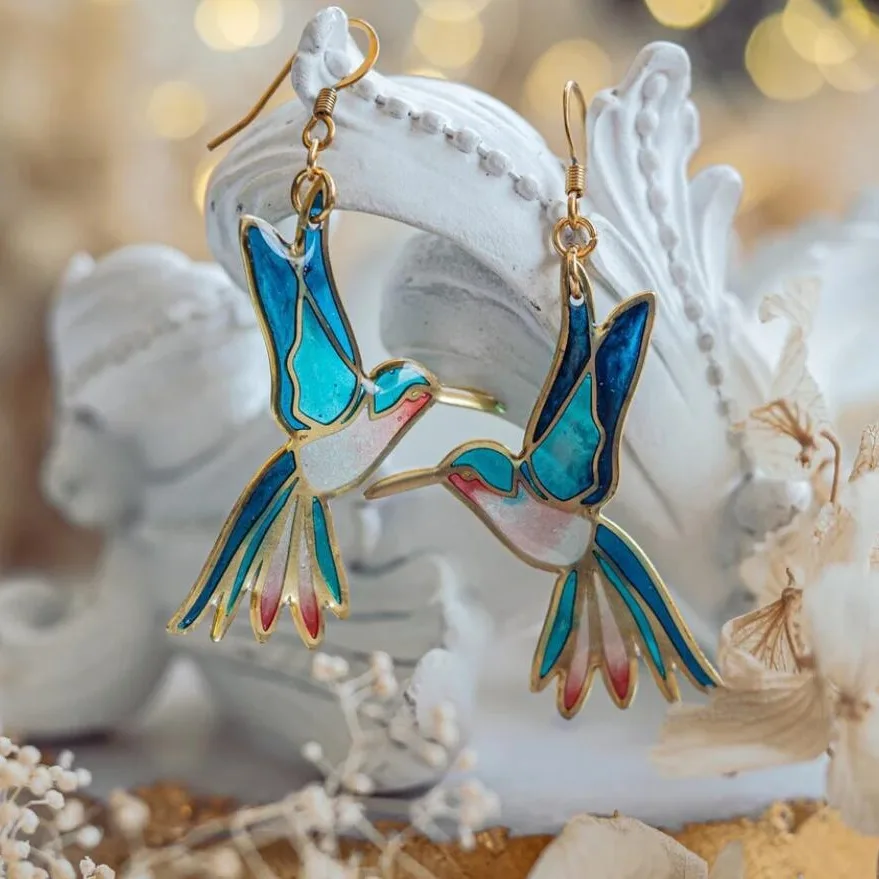 Boucles d'oreilles en émail bleu avec colibri gracieux
