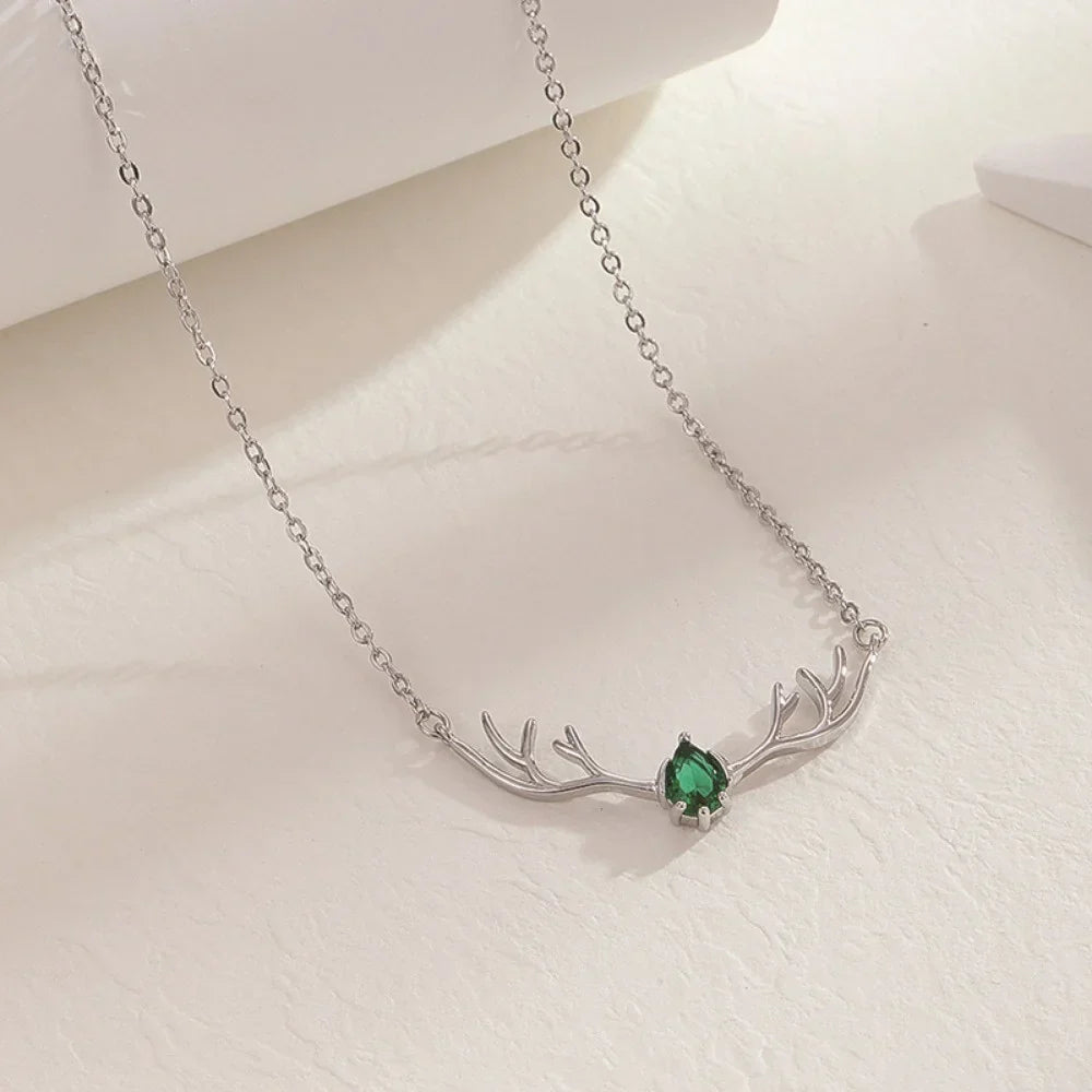 Collier en Bois de Cerf avec Pendentif Cœur Délicat