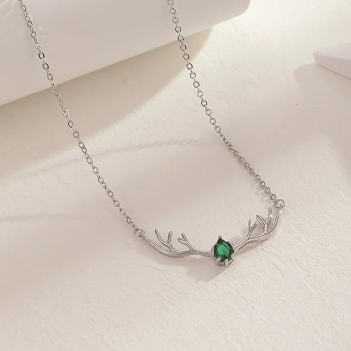 Collier en Bois de Cerf avec Pendentif Cœur Délicat