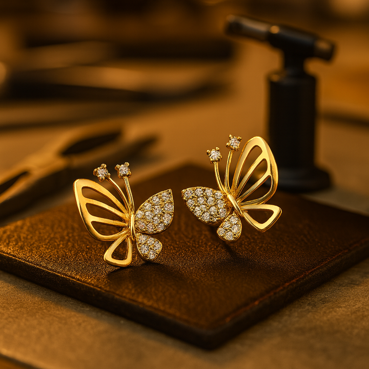 Boucles d'oreilles puces en zircon élégant en forme de papillon