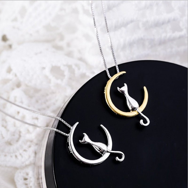 Collier élégant de chat avec croissant et chat