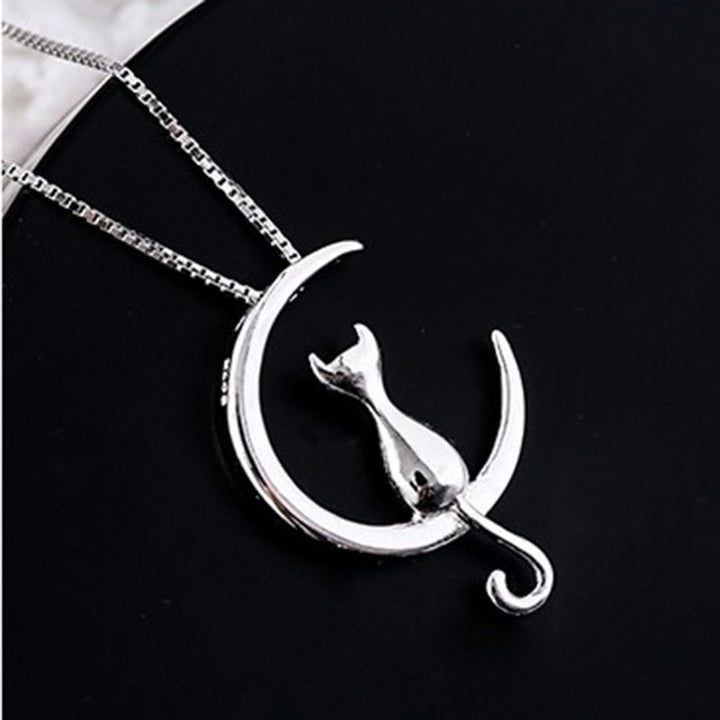 Collier élégant de chat avec croissant et chat
