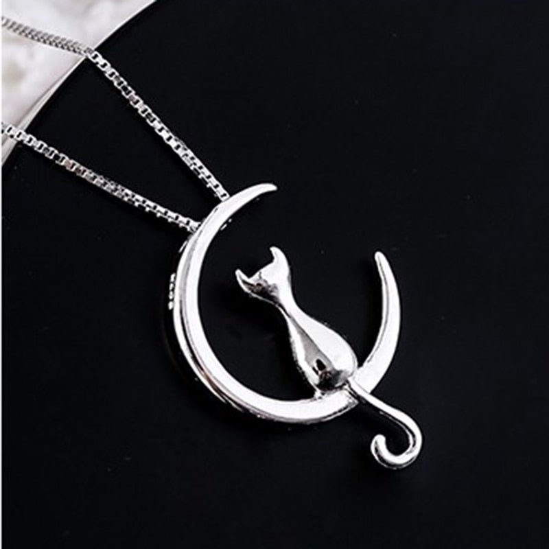Collier élégant de chat avec croissant et chat