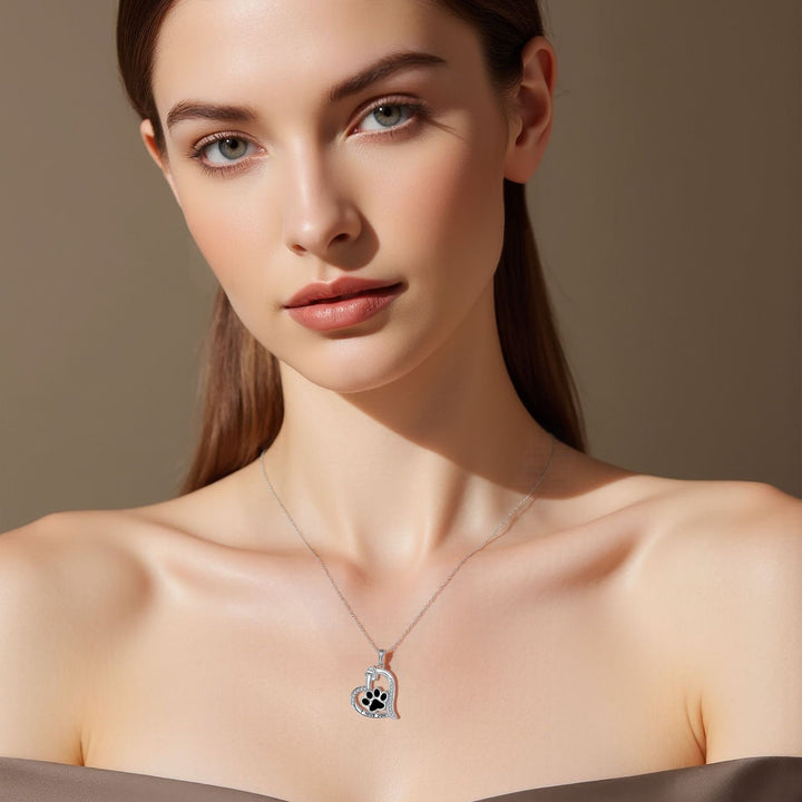 Collier en forme de patte de chien en cœur avec zirconia