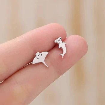 Boucles d'oreilles à clou requin marteau et raie manta dépareillées