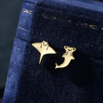 Boucles d'oreilles à clou requin marteau et raie manta dépareillées