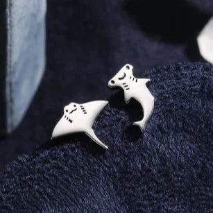 Boucles d'oreilles à clou requin marteau et raie manta dépareillées