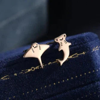 Boucles d'oreilles à clou requin marteau et raie manta dépareillées
