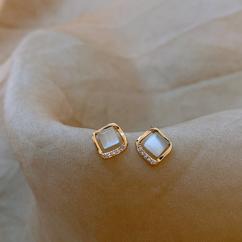Boucles d'oreilles élégantes avec cristal de lune doré