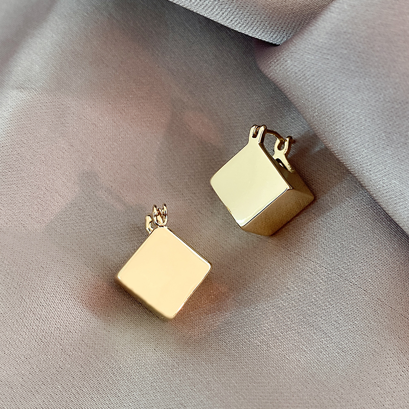 Boucles d'oreilles en or cubiques élégantes