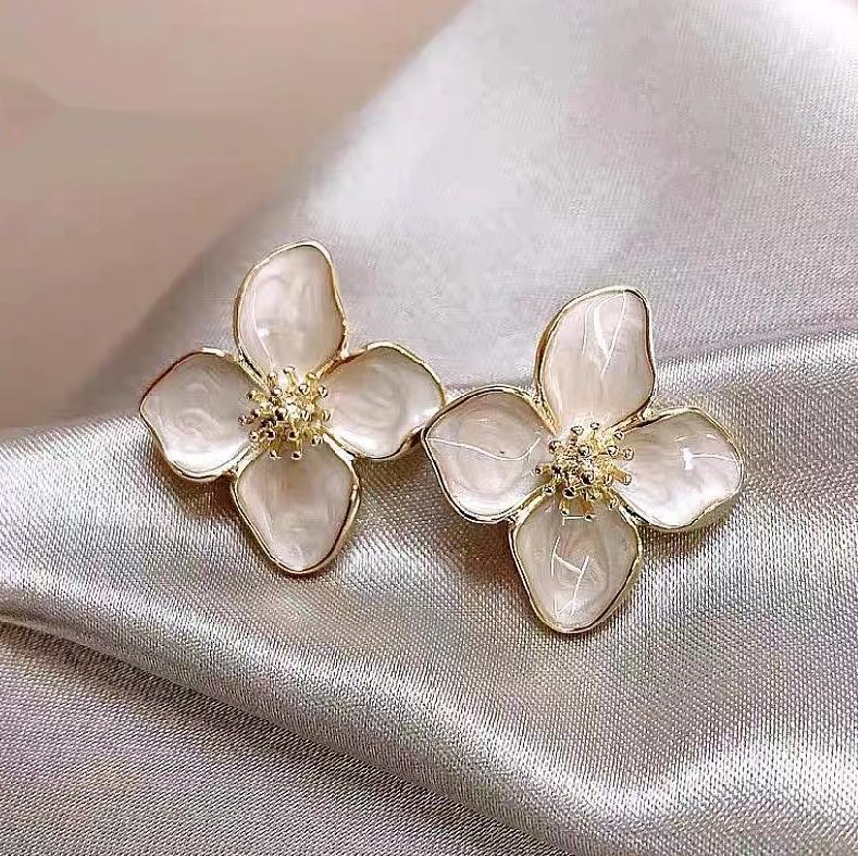 Boucles d'oreilles en fleurs avec émail doré élégant