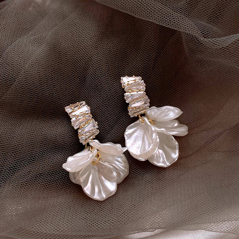 Boucles d'oreilles en pétales d'or exquis en blanc | Or